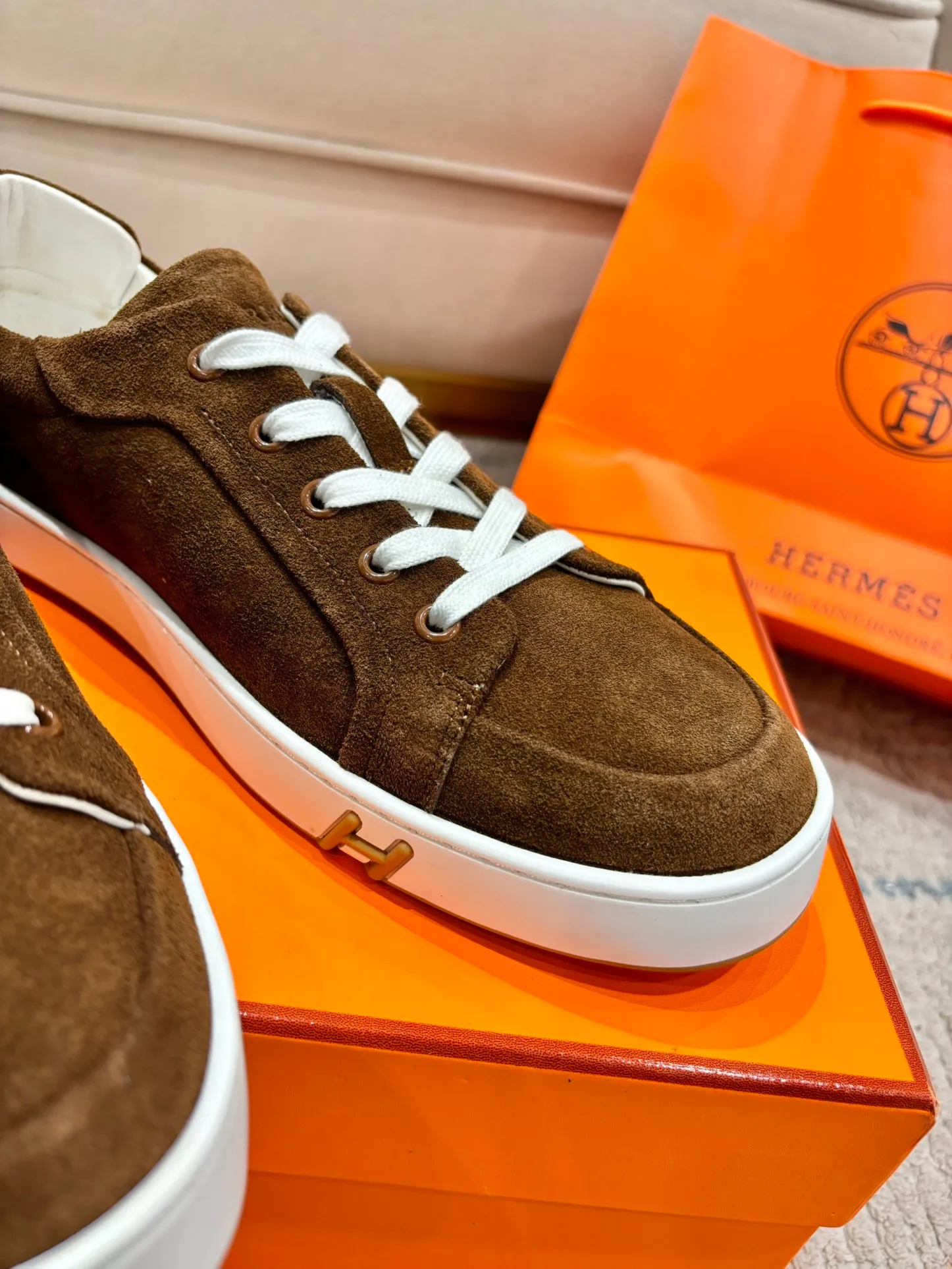 👟👟Ex-factory price 640👟👟 Men's model ➕10 Hermes·Hermès 2025ss new Lucky series men's leather loafers casual sports shoes for women Top version 🔝Original purchase, development and production👍🏻 This Hermès sports shoe is made of calfskin and suede goatskin, with iconic "H" details on the side, creating a dynamic and fashionable style. 💘 💜Material: original imported first-layer cowhide 💛Inner lining: original customized soft sheepskin 💚Sole: original molded non-slip TPU outsole ❤️Sole thickness: about 2.5cm 🤍Number of yards: 35-45👣 (40 for women and 45 for men, custom-made and non-refundable